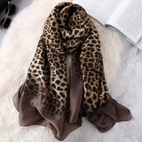 Bufanda de felpa con estampado de leopardo Infinity para mujer