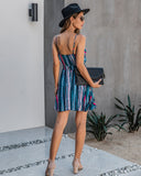 Mini vestido halter sin espalda con cuello en V Vestido informal con rayas coloridas