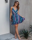 Mini vestido halter sin espalda con cuello en V Vestido informal con rayas coloridas