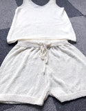 Conjunto de dos piezas de chaleco sin espalda con pantalones cortos con cordones ahuecados de tejer