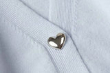 Cardigan en tricot à boutonnage simple et bouton en forme de cœur à col en V