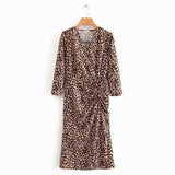Robe mi-longue plissée à encolure en V avec cordon de serrage et fente léopard