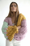 Suéter de punto con manga farol a rayas con cuello en V