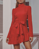 Mini-robes rouges à col haut et manches longues à volants
