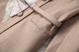 Conjunto de dos piezas de pantalones cortos de chaqueta de mujer con bufanda de seda empalmada