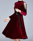 Robes mi-longues en velours rouge avec jupe plissée et manches en dentelle