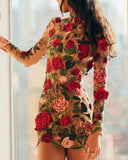 Mini-robes moulantes brodées de fleurs à encolure haute