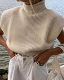 Suéter sin mangas con hombros acolchados y cuello alto
